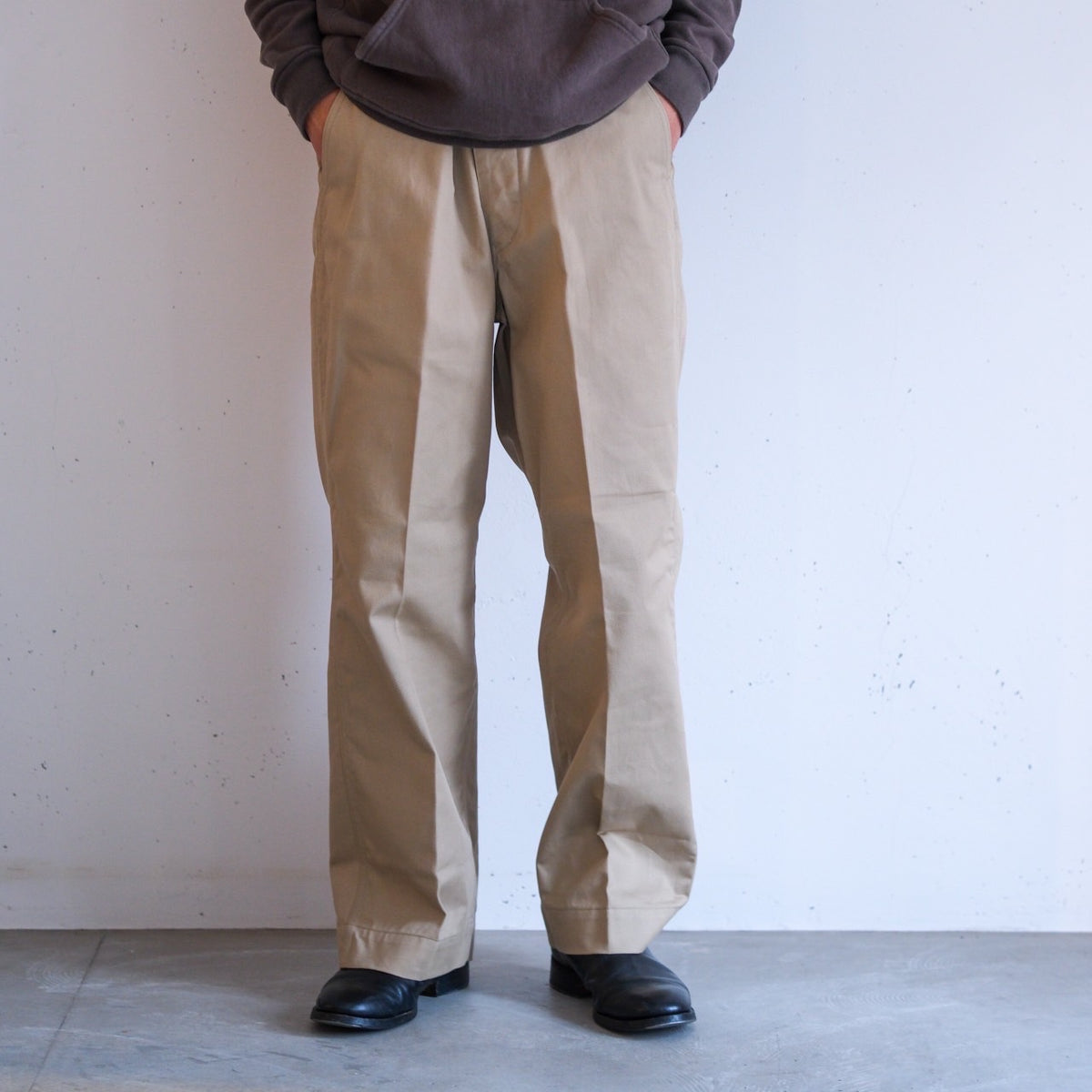 PHIGVEL（フィグベル）｜OFFICER TROUSERS WIDE- KHAKI BEIGE – anemoscope