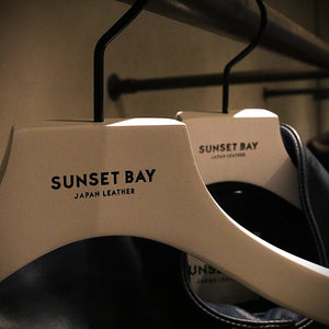 SUNSET BAY -original hanger- RESTOCK 革ジャンに何故ウッドハンガー？