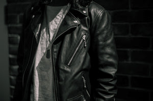 永遠の定番、革ジャンと白T。シンプルさの中に宿る自分らしさ。