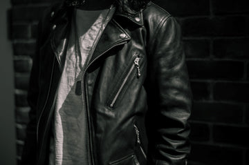 永遠の定番、革ジャンと白T。シンプルさの中に宿る自分らしさ。