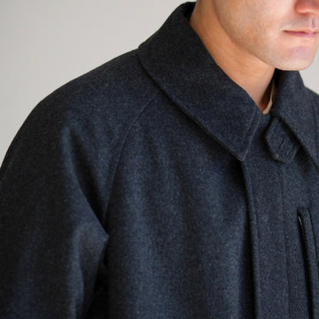 上質な素材感と機能性を融合したフィールドコート「PHIGVEL - C/W FIELD COAT - DUST BLACK」