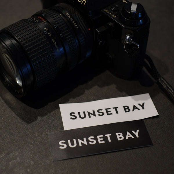 SUNSET BAY - BOX LOGO STICKER -BLACK-