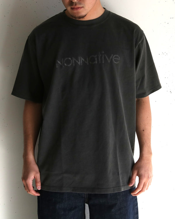 DWELLER S/S TEE "NONNATIVE - 2” / CHARCOAL