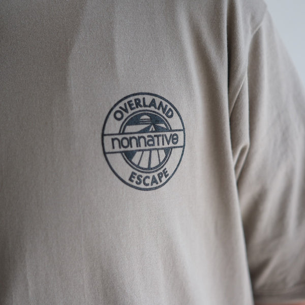 nonnative -DWELLER S/S TEE "OVERLAND ESCAPE" 1 - KHAKI